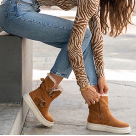 J Slides Nelly Water Resistant Suede Leather Boot Faux Fur Lined Tan size 9.5 - Picture 2 of 11